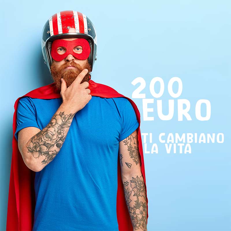 Un uomo con un casco in testa ha di fianco una scritta "200 euro ti cambiano la vita"